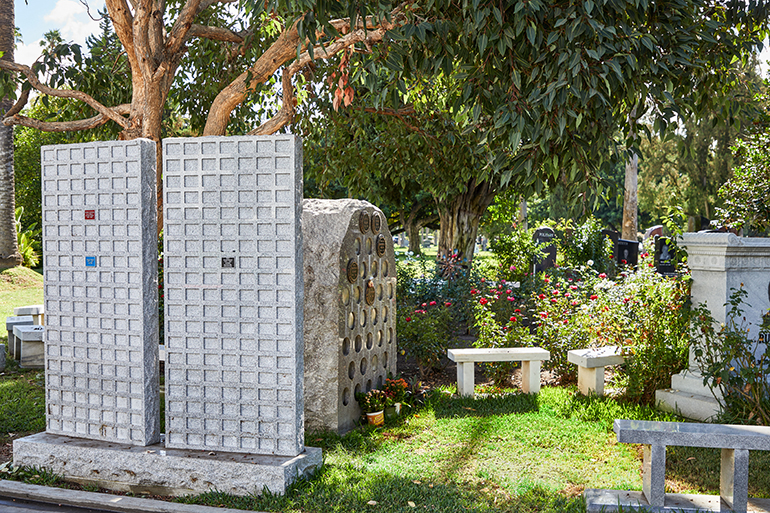 , Nichos Crematorios, Parcelas Crematorias, Arboles Vivientes, y Jardines de Esparción